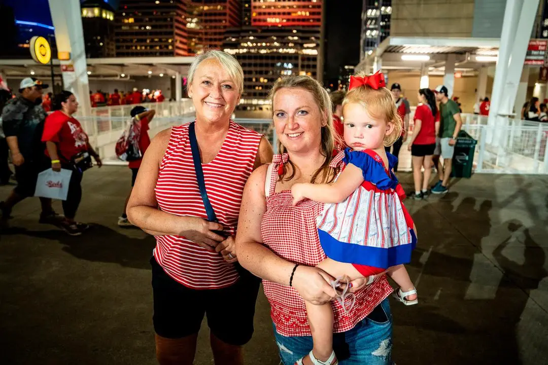 Jenny Butler (izquierda) posa con su hija, Emily Cooper, y su nieta Elsie, después de que la niña viera su primer espectáculo de fuegos artificiales, producido por Rozzi's Famous Fireworks, en el Great American Ball Park de Cincinnati el 27 de junio de 2025. (Samira Bouaou/The Epoch Times)