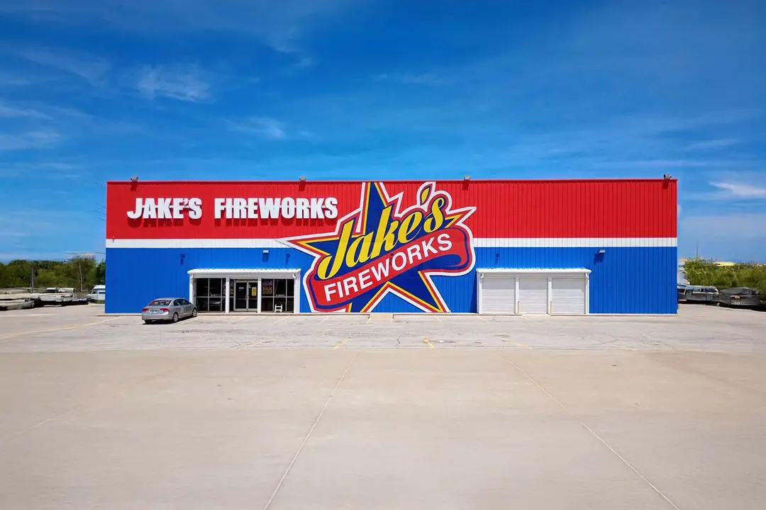 Una tienda de Jake's Fireworks en Tulsa, Oklahoma. Además de su sede central en Pittsburg, Jake's cuenta ahora con numerosas tiendas y puestos que venden productos de Jake's y World Class Fireworks en todo Estados Unidos. (Cortesía de Jake's Fireworks)