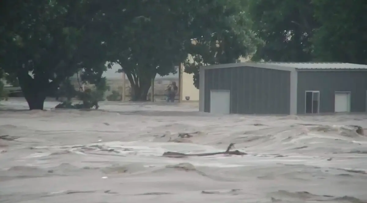 El agua se eleva tras las graves inundaciones a lo largo del río Guadalupe, en el condado de Kerr, Texas, el 4 de julio de 2025. (KSAT vía AP).