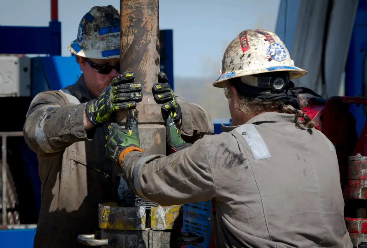 Trabajadores cambian tuberías en una plataforma de perforación de gas que explora la formación Marcellus Shale, en las afueras de Waynesburg, Pensilvania, en una foto de archivo. (Mladen Antonov/AFP a través de Getty Images).