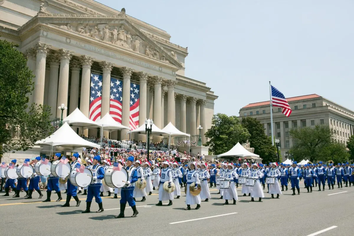 La Banda de Marcha Tian Guo de Nueva York participa en el desfile del Día de la Independencia en Washington el 4 de julio de 2025. (Lisa Fan/The Epoch Times)