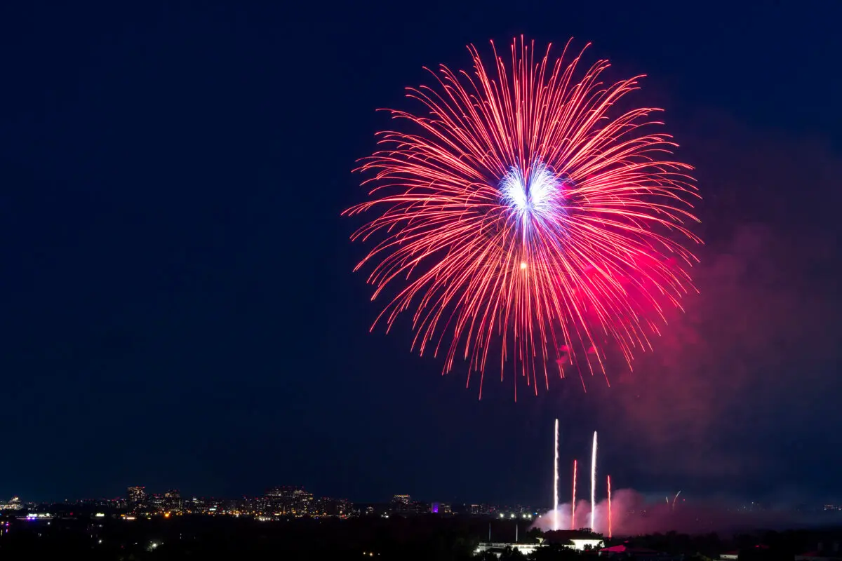 Fuegos artificiales explotan cerca del Monumento a Washington durante la celebración del 4 de julio en la Casa Blanca el 4 de julio de 2025. (Alex Brandon/Pool vía Getty Images)