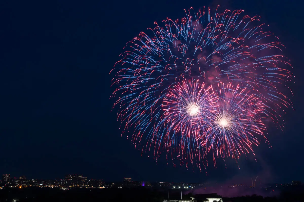 Fuegos artificiales explotan cerca del Monumento a Washington durante la celebración del 4 de julio en la Casa Blanca el 4 de julio de 2025. (Alex Brandon/Pool vía Getty Images)