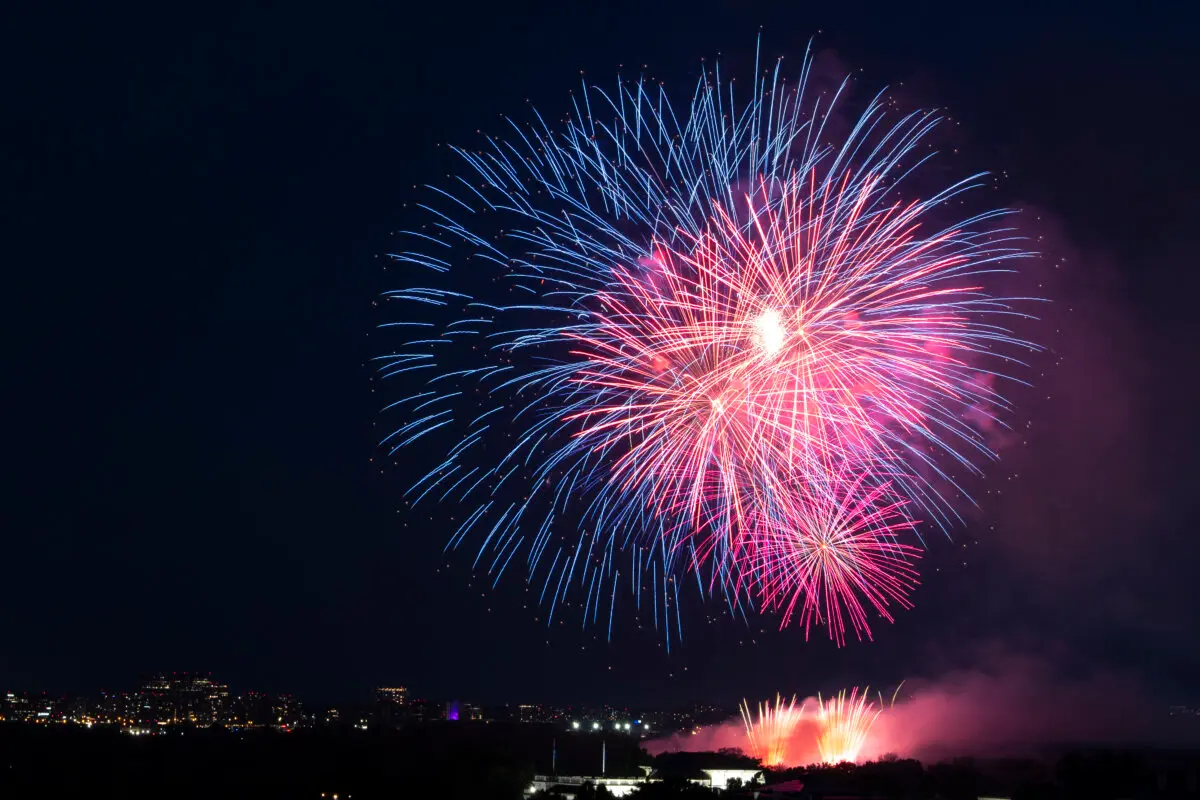 Fuegos artificiales explotan cerca del Monumento a Washington durante la celebración del 4 de julio en la Casa Blanca el 4 de julio de 2025. (Alex Brandon/Pool vía Getty Images)