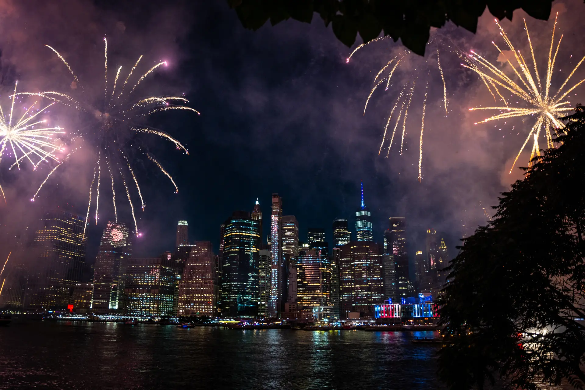 Los fuegos artificiales iluminan el horizonte de Manhattan durante la celebración del 4 de julio de Macy's en el East River en Brooklyn Bridge Park en la ciudad de Nueva York el 4 de julio de 2025. (Angelina Katsanis/AFP vía Getty Images)