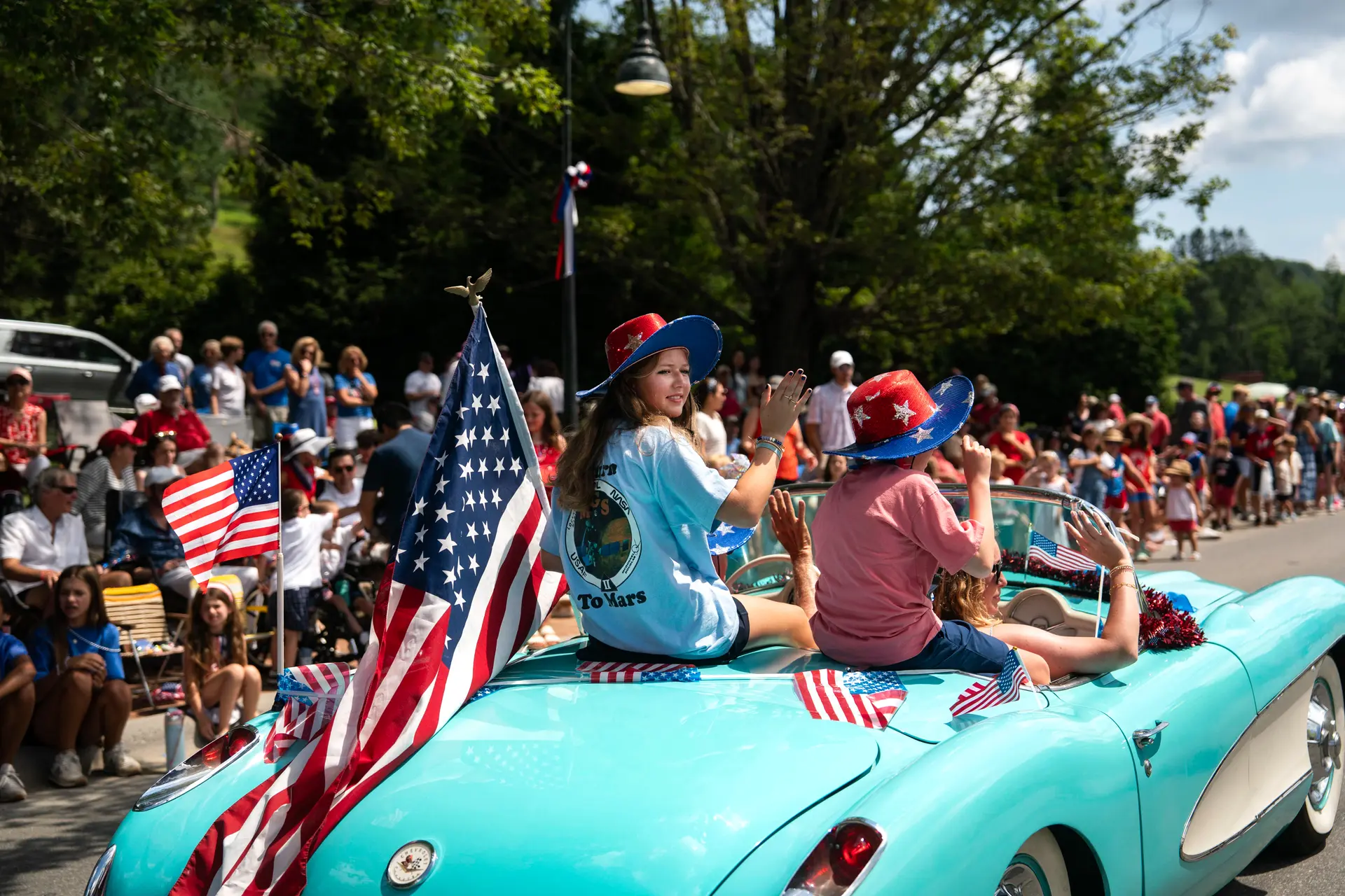 La gente participa en el desfile anual del 4 de julio en Banner Elk, Carolina del Norte, el 4 de julio de 2025. (Allison Joyce/Getty Images)