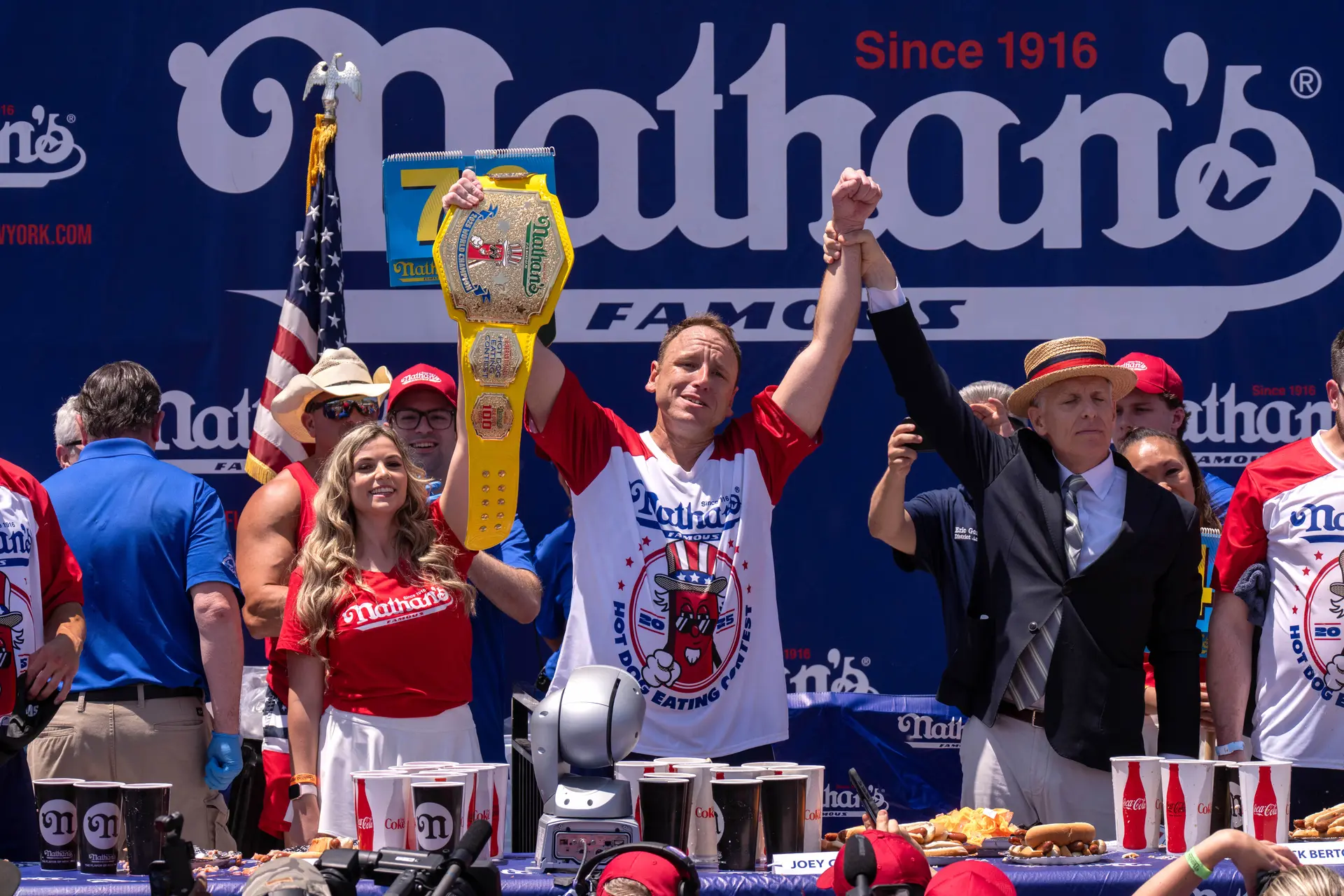 Joey Chestnut gana la competencia masculina en el Concurso Anual de Comer Hot Dogs de Nathan en la ciudad de Nueva York el 4 de julio de 2025. (Adam Gray/Getty Images)