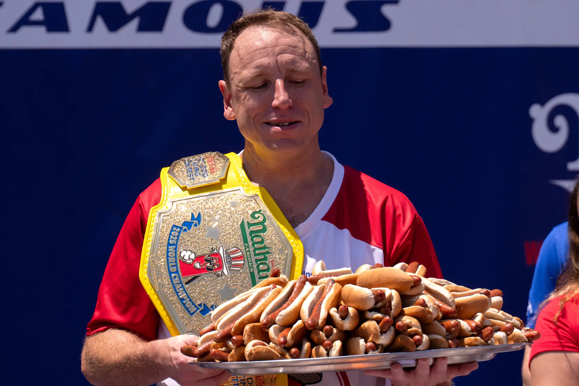 Joey Chestnut gana la competencia masculina en el Concurso Anual de Comer Hot Dogs de Nathan en la ciudad de Nueva York el 4 de julio de 2025. (Adam Gray/Getty Images)