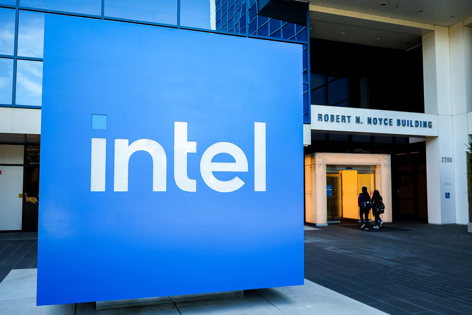 Cartel colocado frente a la sede de Intel el 1 de agosto de 2024 en Santa Clara, California. El fabricante de chips Intel va a despedir a miles de trabajadores mientras la empresa intenta recuperarse de la erosión de su cuota de mercado. Intel dará a conocer hoy sus resultados del segundo trimestre tras el cierre de la bolsa. (Foto de Justin Sullivan/Getty Images)