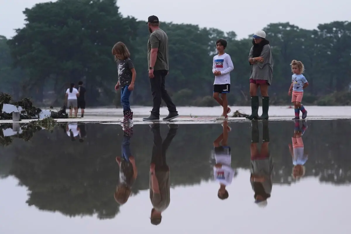 <em>Curiosos inspeccionan los daños a lo largo del río Guadalupe tras las inundaciones repentinas que arrasaron la zona, en Kerrville, Texas, el 4 de julio de 2025. Eric Gay/AP Photo</em>