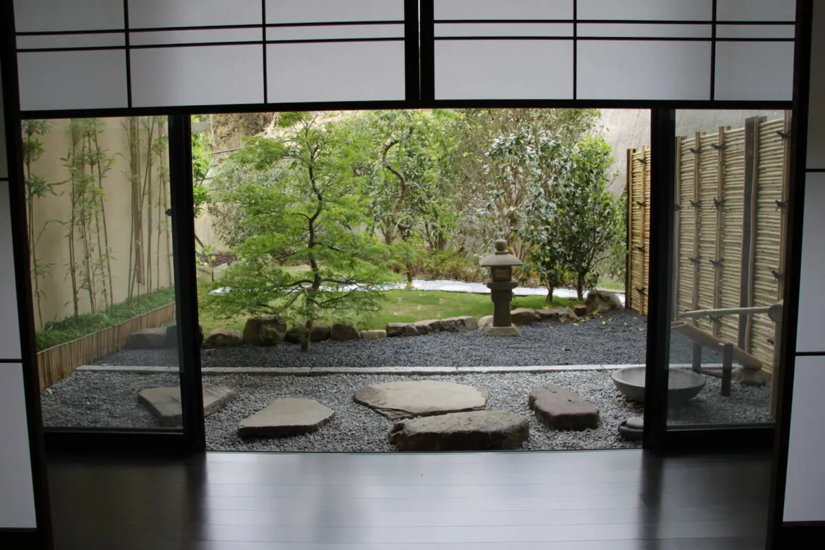 <em>Un sencillo jardín japonés en terrazas. Cortesía de Seiko Goto.</em>