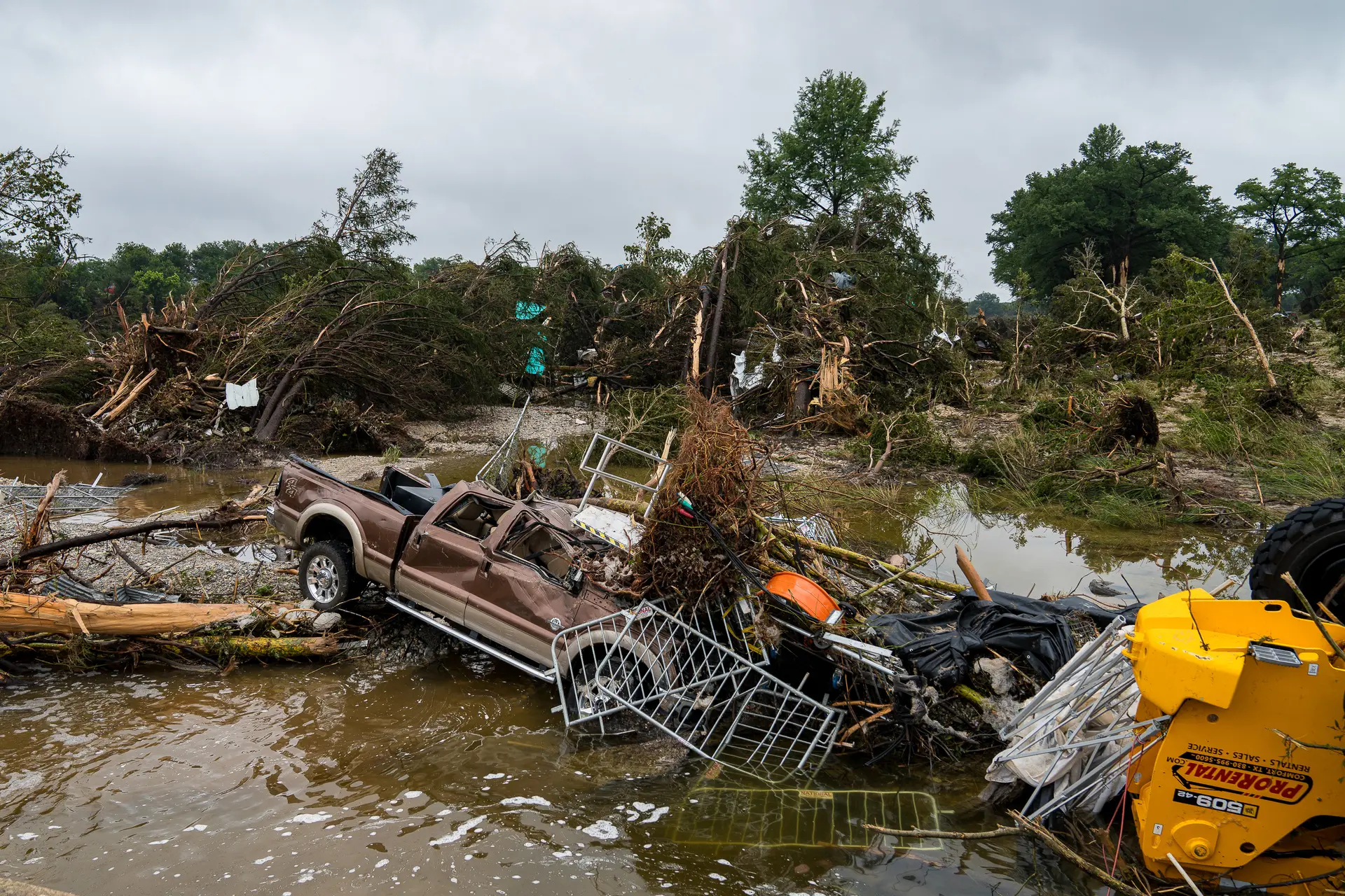 Las inundaciones dejaron escombros, entre ellos vehículos y equipos, esparcidos en el parque Louise Hays en Kerrville, Texas, el 5 de julio de 2025. Las fuertes lluvias provocaron inundaciones a lo largo del río Guadalupe, en el centro de Texas, y múltiples víctimas mortales. (Eric Vryn/Getty Images)