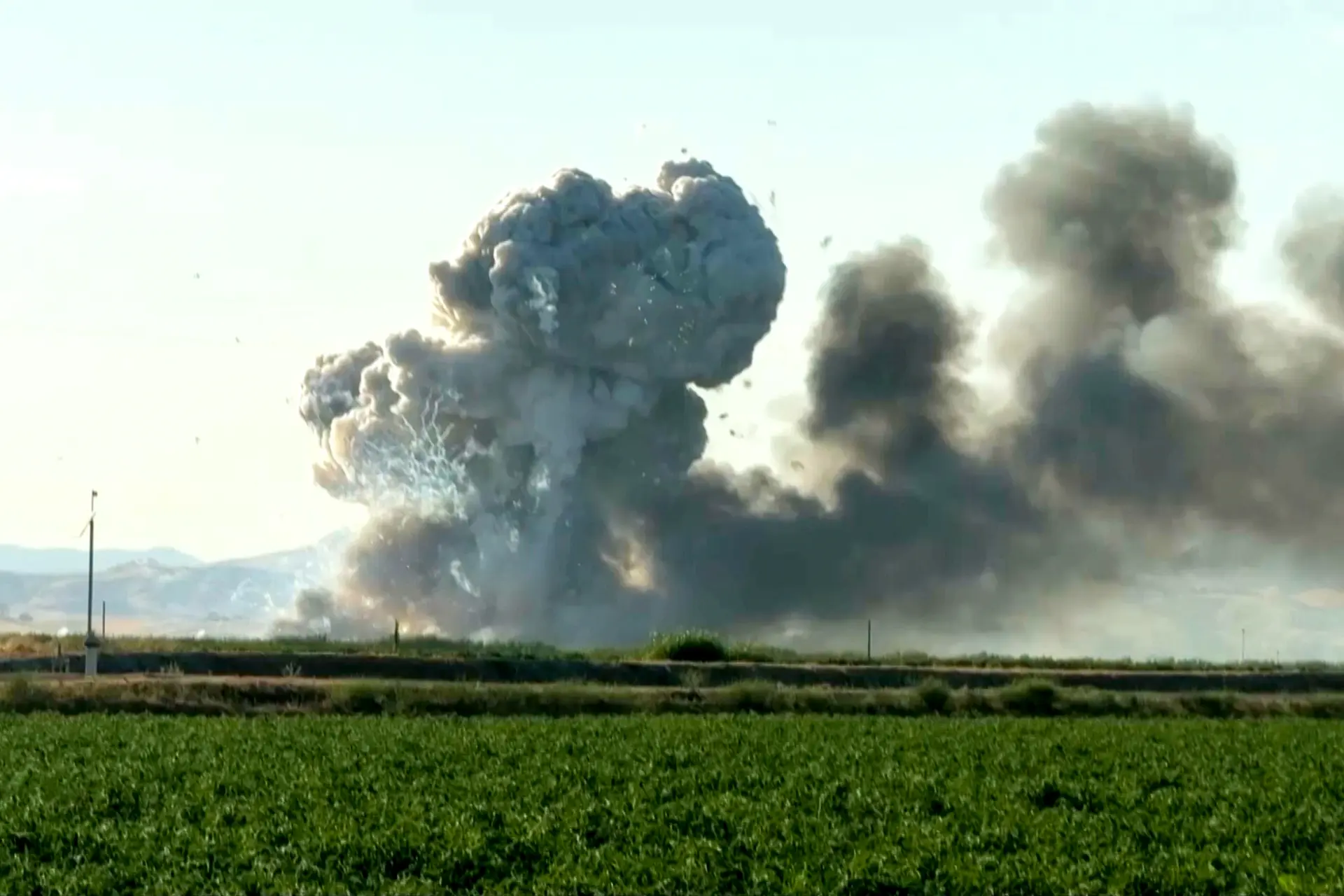 Imagen tomada de un video que muestra el humo y las llamas por la explosión de un almacén de fuegos artificiales en Esparto, California, el 1 de julio de 2025. (Hudson Sheats vía AP)