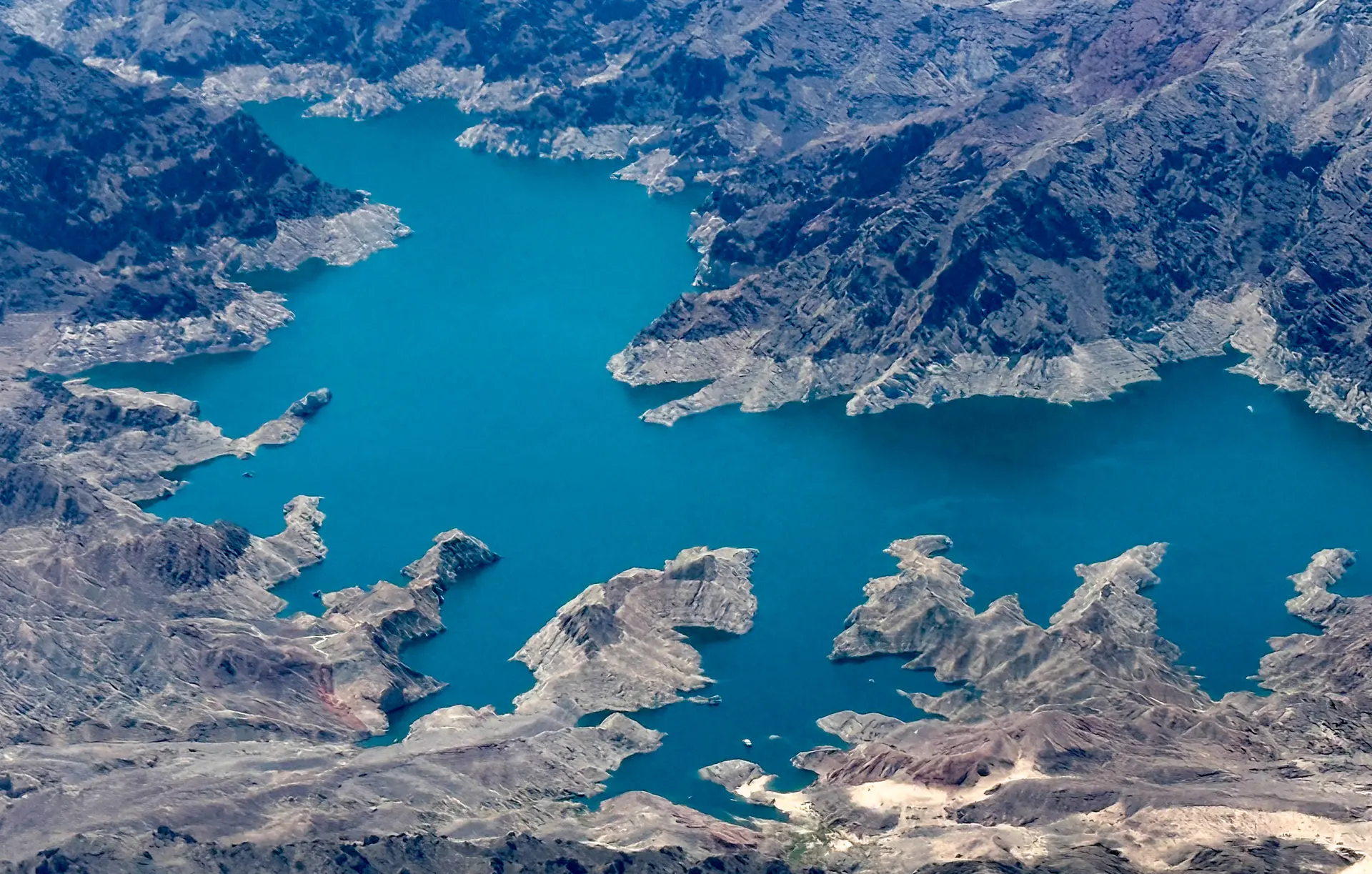 Vista aérea de la cuenca de Boulder, el brazo noroeste del lago Mead, con las marcas en los bordes que indican la pérdida de agua a través del tiempo, ubicada entre Boulder City, Nevada, y el área metropolitana de Las Vegas el 3 de julio de 2025. (Daniel Slim/AFP vía Getty Images)