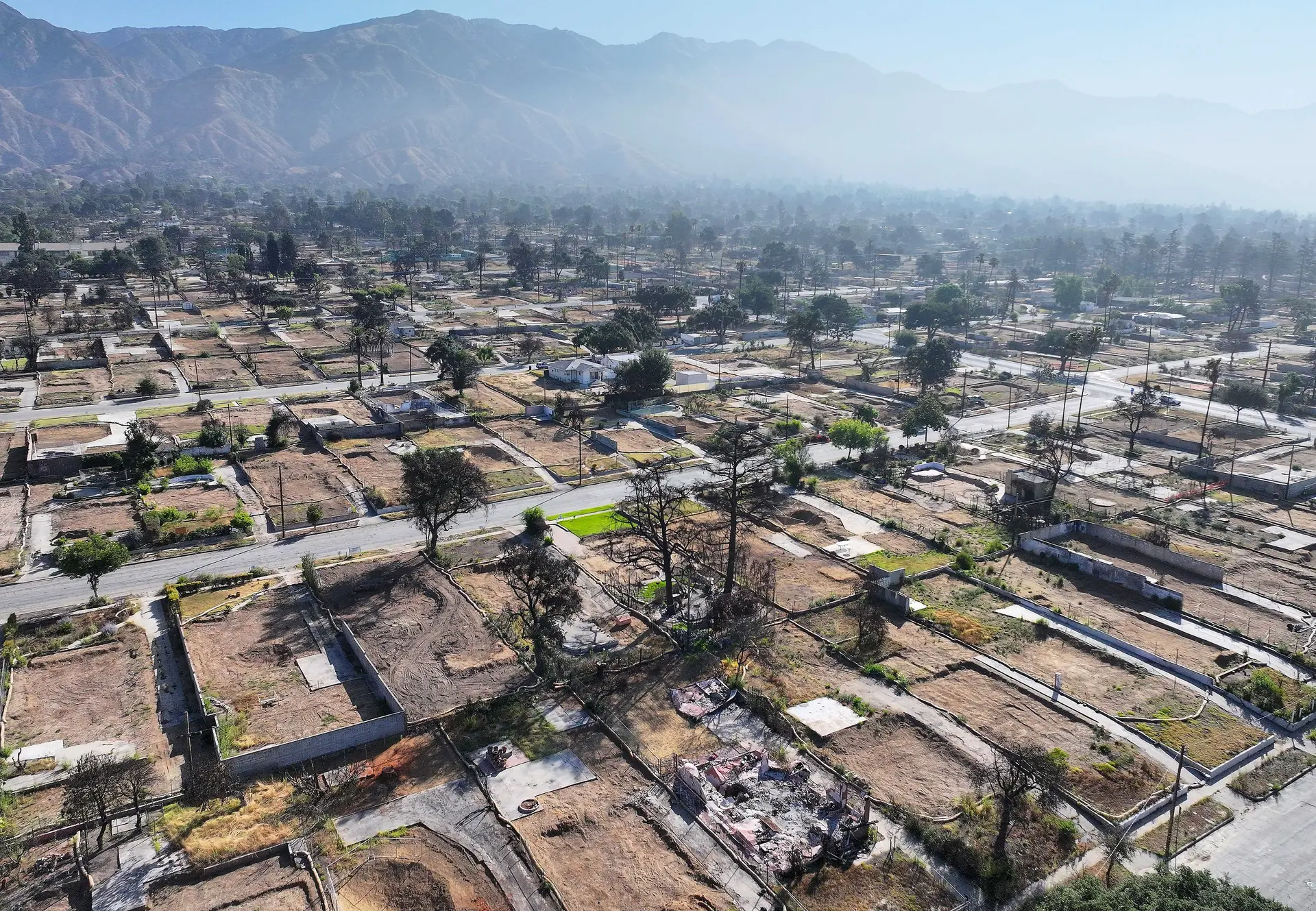 Vista aérea de propiedades sin escombros tras el incendio forestal de Eaton en Altadena, California, el 3 de julio de 2025. El Cuerpo de Ingenieros del Ejército de EE. UU. ha retirado escombros en más de 5000 propiedades dañadas por el incendio de Eaton, mientras se acerca el sexto aniversario de los devastadores incendios forestales en Los Ángeles. (Mario Tama/Getty Images)