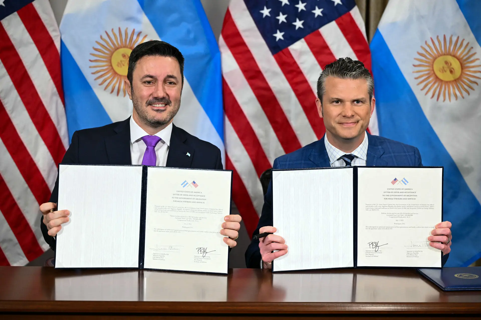 El secretario de Defensa de Estados Unidos, Pete Hegseth, y el ministro de Defensa de Argentina, Luis Petri, muestran un acuerdo firmado para la venta de vehículos Stryker M1126 a Argentina durante su encuentro en el Pentágono, Washington, el 2 de julio de 2025. (Mandel Ngan/AFP vía Getty Images)