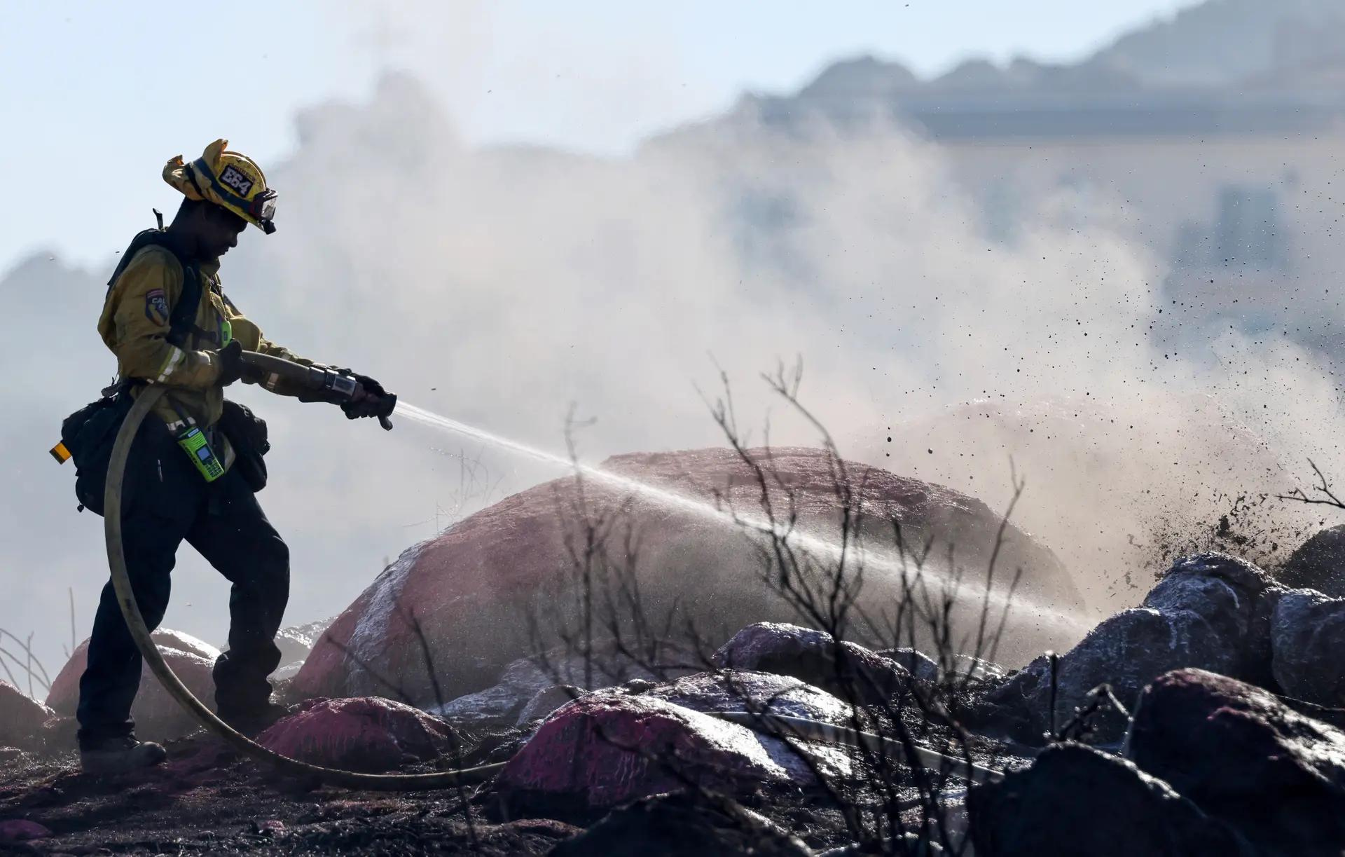 Un bombero combate el incendio Juniper cerca de Perris, California, el 30 de junio de 2025. (Mario Tama/Getty Images)
