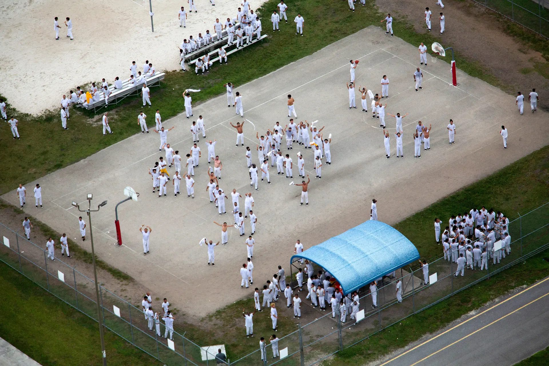 En una vista aérea desde un helicóptero se ve a detenidos en el Centro de Detención Krome, administrado por el Servicio de Inmigración y Control de Aduanas de Estados Unidos (ICE), en Miami, Florida, el 4 de julio de 2025. El presidente Trump asistió a la inauguración del cercano "Alligator Alcatraz", un centro de 5000 camas instalado en un aeródromo abandonado en los humedales de los Everglades, como parte de la expansión de las deportaciones de inmigrantes ilegales. (Alon Skuy/Getty Images)