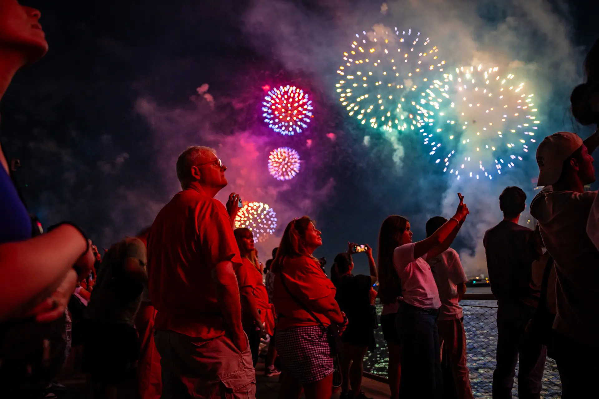 Espectadores observan cómo los fuegos artificiales iluminan el horizonte de Manhattan en la celebración del 4 de julio de Macy's en el East River en Brooklyn Bridge Park en Nueva York, el 4 de julio de 2025. (Angelina Katsanis/AFP vía Getty Images)