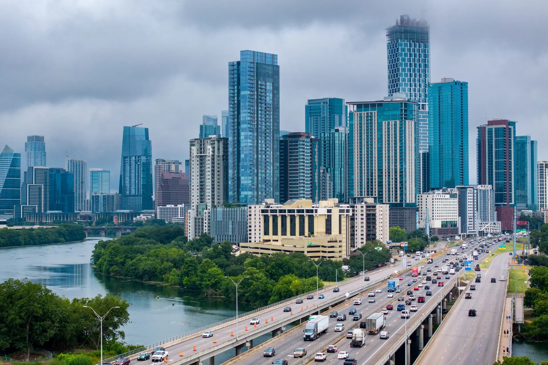 Tráfico vehicular en la Interestatal 35 en Austin, Texas, el 3 de julio de 2025 desde una vista aérea. AAA Travel pronosticó un récord de casi 72.2 millones de personas viajando al menos a 80 kilómetros de su hogar durante el fin de semana del 4 de julio. (Brandon Bell/Getty Images)