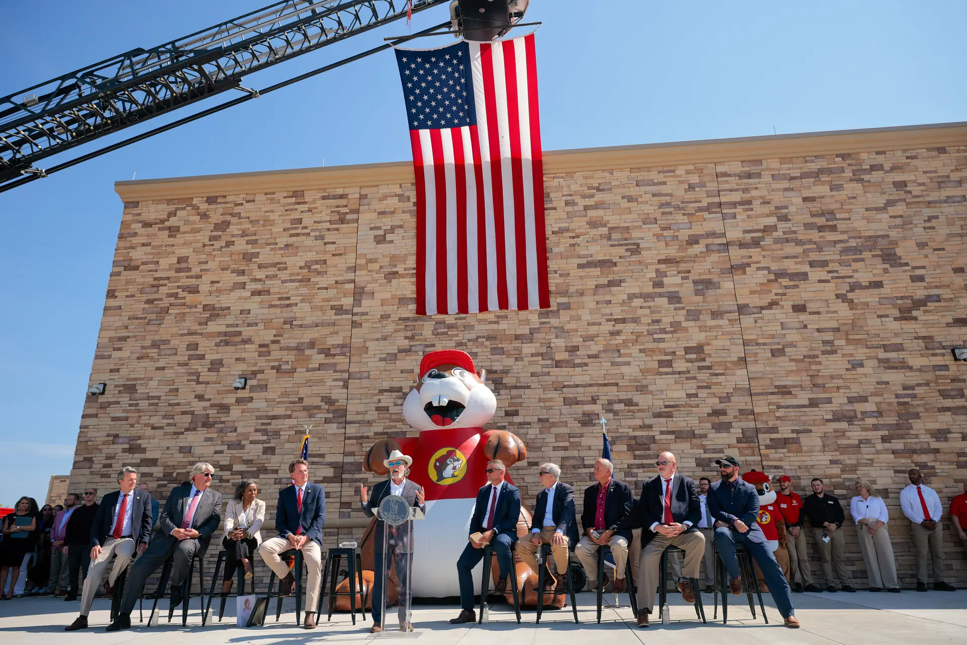 El cofundador y director ejecutivo de Buc-ee's, Arch "Beaver" Aplin III, habla en la gran ceremonia de inauguración del primer Buc-ee's en la Costa Este junto al gobernador de Virginia, Glenn Youngkin, la vicegobernadora Winsome Earle-Sears y otros líderes locales y estatales en Mount Crawford, Virginia, el 30 de junio de 2025. (Chip Somodevilla/Getty Images)