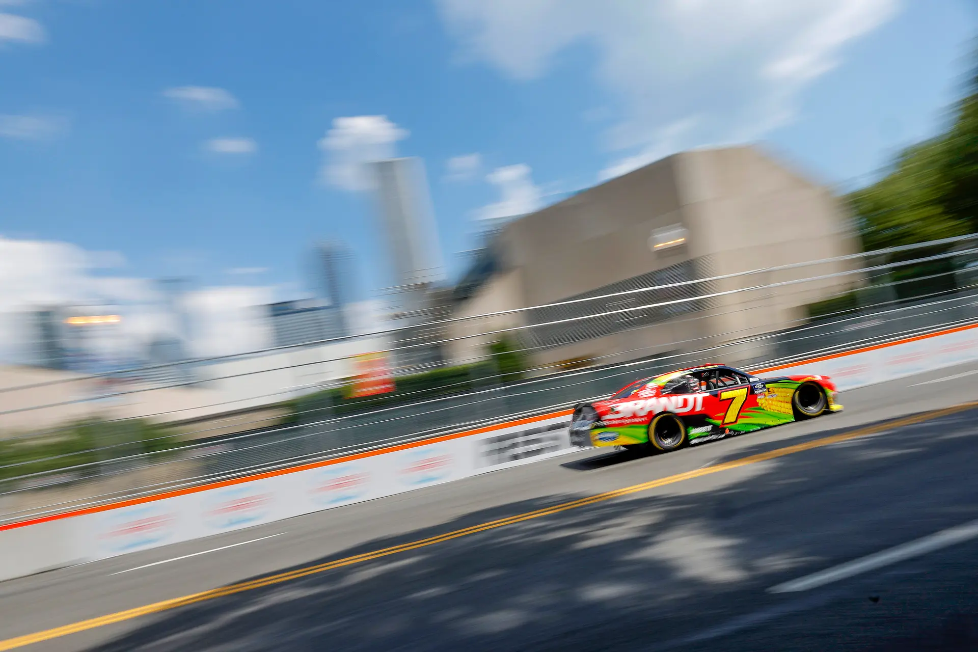 Justin Allgaier, piloto del Chevrolet #7 de BRANDT, conduce durante la clasificación para la NASCAR Xfinity Series The Loop 110 en el Chicago Street Course de Chicago, Illinois, el 5 de julio de 2025. (Logan Riely/Getty Images)