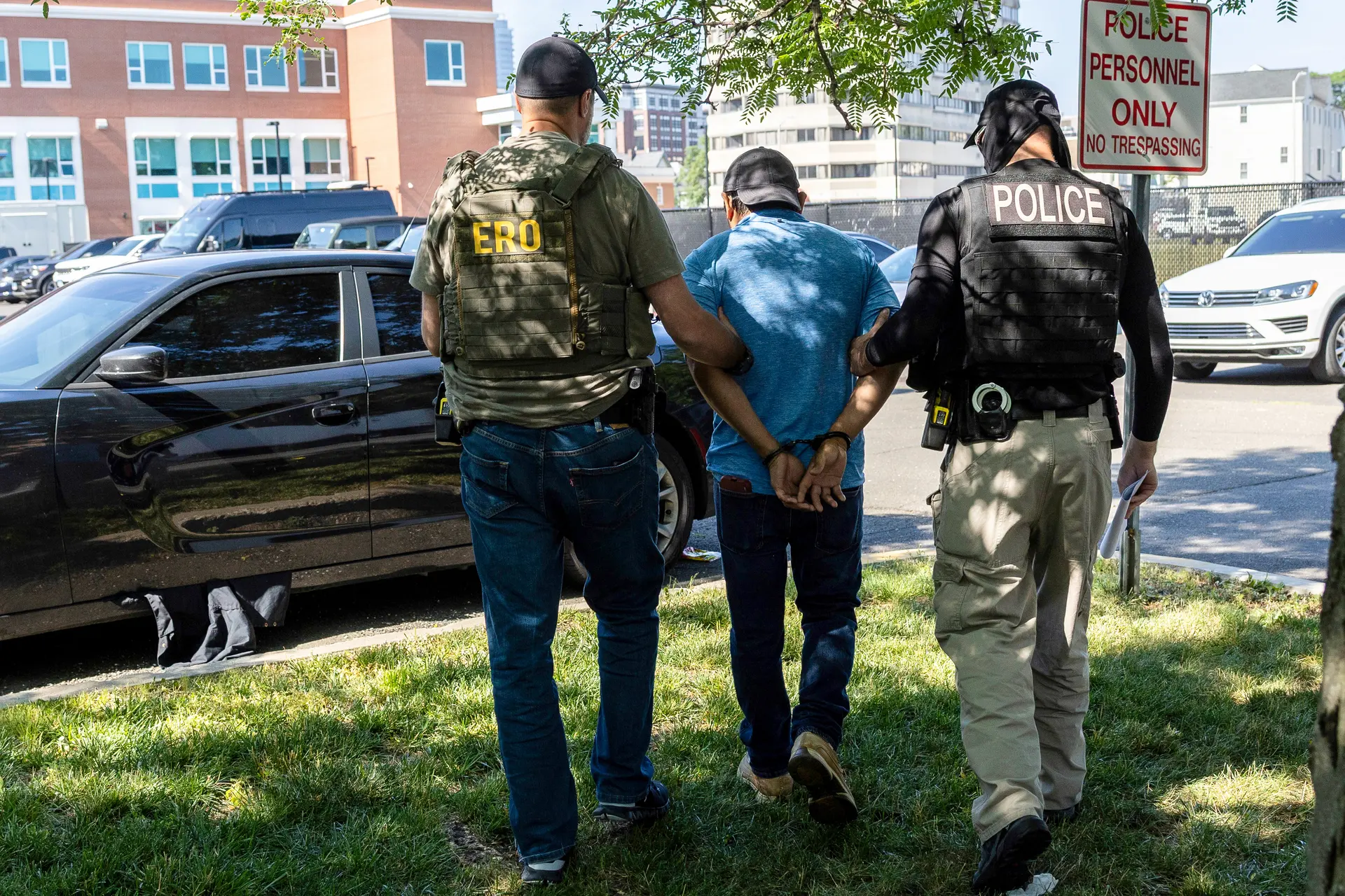 Agentes del Servicio de Inmigración y Control de Aduanas (ICE) detienen a un inmigrante tras una audiencia en el Tribunal Superior de Connecticut en Stamford, Connecticut el 3 de julio de 2025. Operaciones de Deportación y Control de Aduanas (ERO), es una división del ICE. (John Moore/Getty Images)