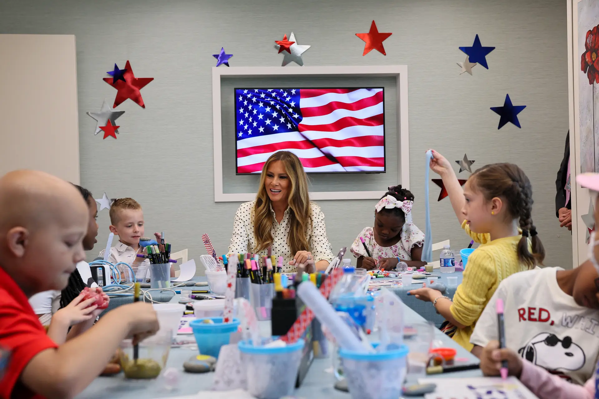 La primera dama Melania Trump participa en una actividad con niños durante una visita al Hospital Nacional Infantil en Washington el 3 de julio de 2025. (Jemal Countess/AFP vía Getty Images)
