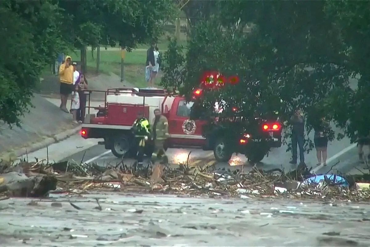 <em>Los equipos de emergencias inspeccionan el torrente creciente de las aguas del río Guadalupe tras las inundaciones repentinas en el condado de Kerr, Texas, el 4 de julio de 2025. (KSAT, afiliada de ABC, vía Reuters)</em>