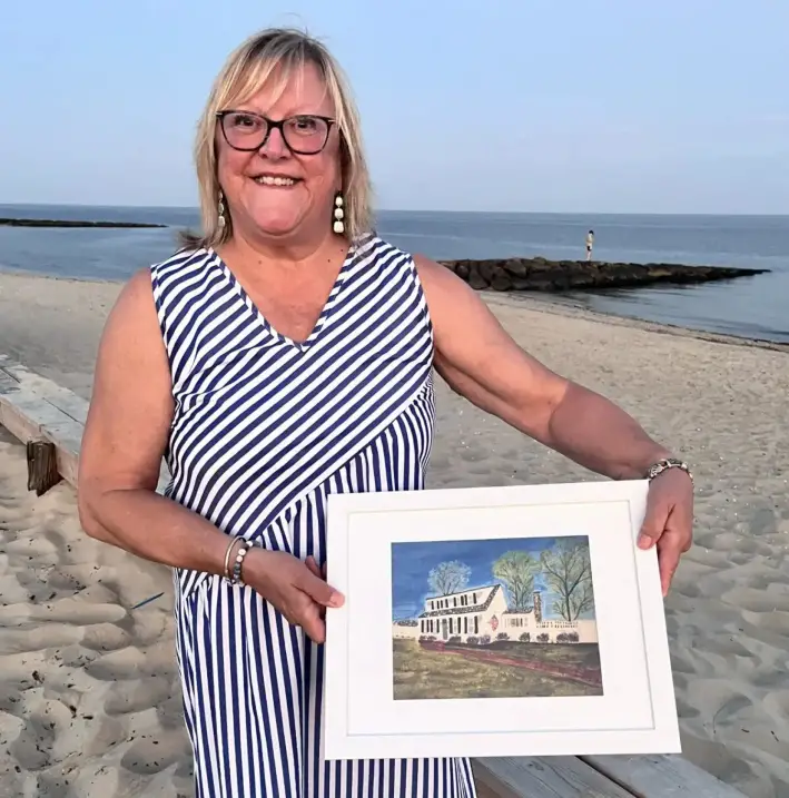Nancy Turgeon muestra sus obras de arte, que son su trabajo secundario. (Mary T. Prenon/The Epoch Times)