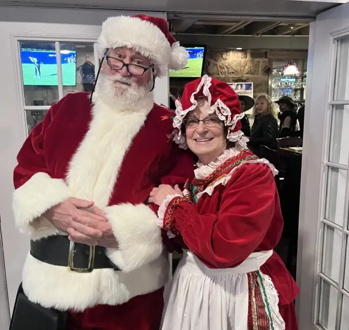 Larry y Anne Savino, propietarios del Mohansic Grill & Lounge, vestidos como Papá Noel y Mamá Noel. (Cortesía de Mohansic Grill & Lounge)