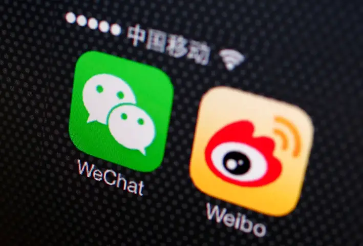 Los iconos de las aplicaciones WeChat y Weibo se ven en un teléfono inteligente en una foto de archivo. (Petar Kujundzic/Reuters)