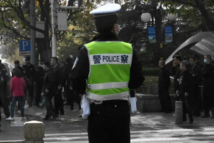 Guardias de seguridad en la entrada del Cementerio Revolucionario de Babaoshan, en Beijing, el 2 de noviembre de 2023. (Pedro Pardo/AFP a través de Getty Images)