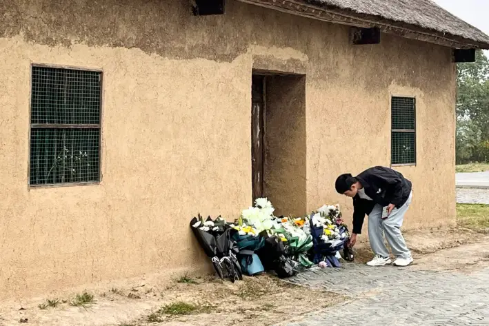 Un hombre coloca flores frente a la antigua casa del exprimer ministro chino Li Keqiang en el condado de Dingyuan, ciudad de Chuzhou, en la provincia oriental china de Anhui, el 27 de octubre de 2023. (Rebecca Bailey /AFP vía Getty Images)