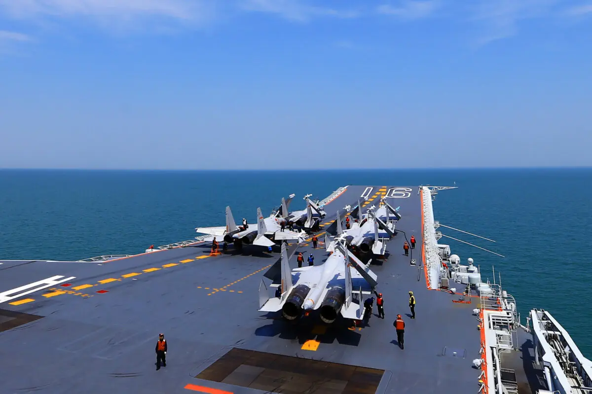 Cazas J15 en el portaaviones chino Liaoning durante un ejercicio en el mar el 24 de abril de 2018. (-/AFP vía Getty Images)