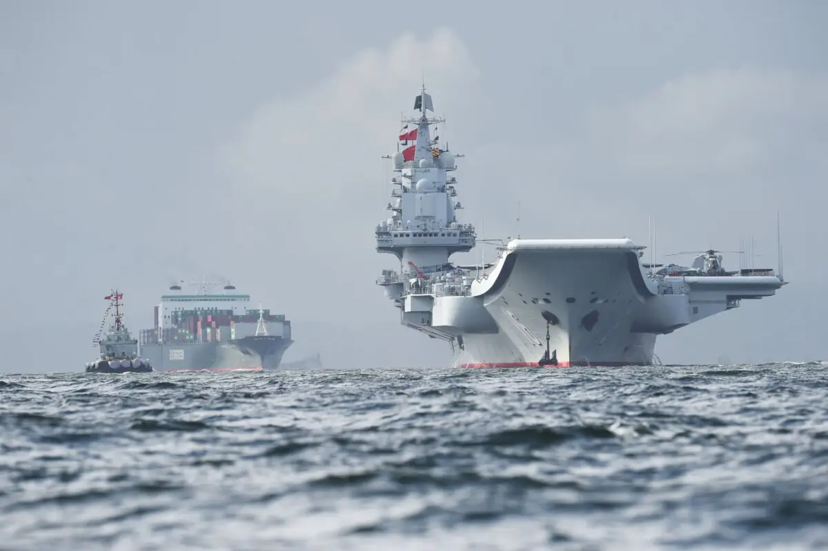 El portaaviones chino Liaoning (derecha) llega a aguas de Hong Kong el 7 de julio de 2017. (Anthony Wallace/AFP a través de Getty Images)