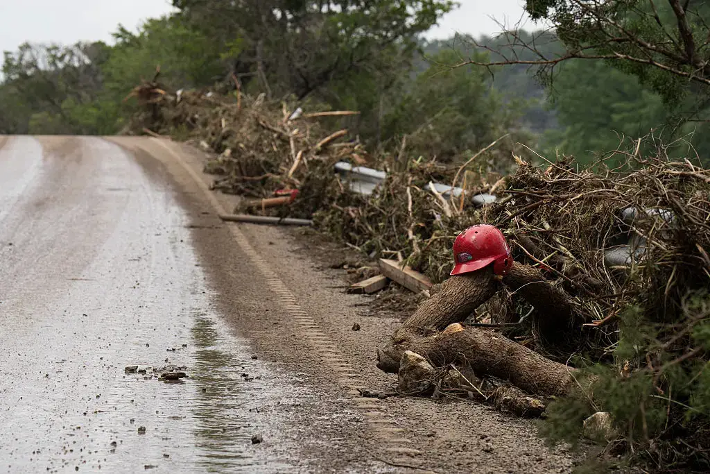Un casco de béisbol de un niño entre los escombros de la inundación a lo largo de la TX-39 cerca de Hunt, Texas, el 5 de julio de 2025. (Eric Vryn/Getty Images)