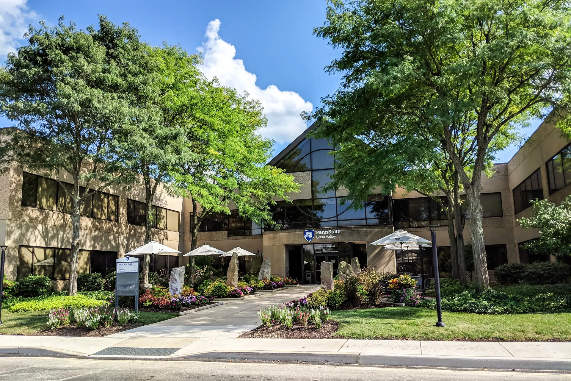 El edificio principal de la Escuela de Estudios Profesionales de Posgrado de Penn State Great Valley en Malvern, Pensilvania, en septiembre de 2018. Ante un déficit de 29 millones de dólares, los administradores del sistema universitario de Pensilvania anunciaron el 22 de mayo de 2025 que siete campus cerrarán en un plazo de dos años, y que otros cinco corren el riesgo de hacerlo si no aumenta la matriculación. (David Kriz/CC BY-SA 4.0).