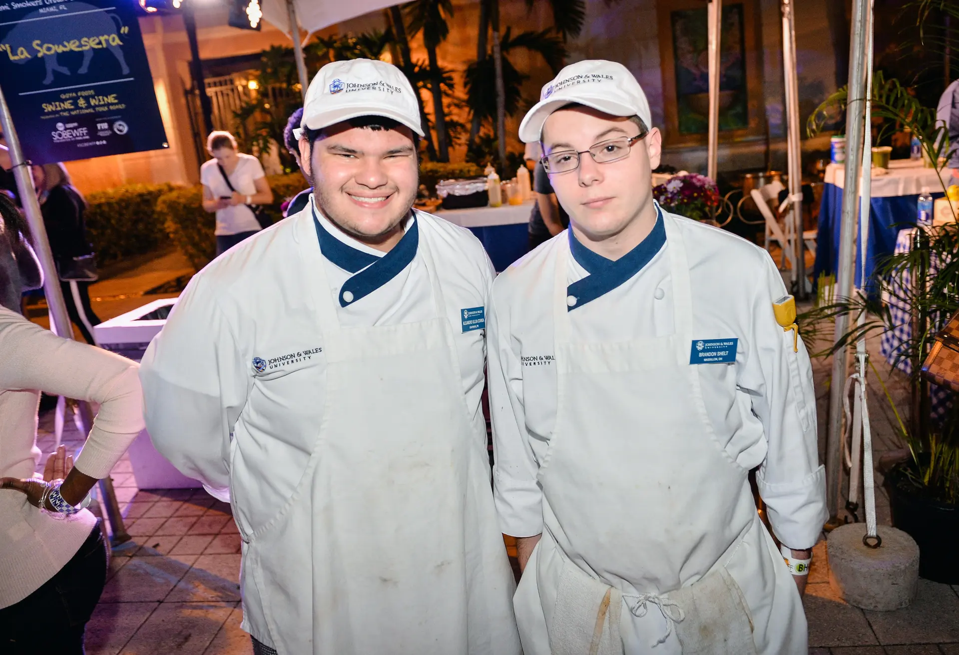 Estudiantes de la Universidad Johnson and Wales asisten al Festival de Vino y Gastronomía de South Beach 2016, organizado por Food Network y Cooking Channel, en el Hotel Biltmore de Coral Gables, Florida, el 28 de febrero de 2016. Conocida por su programa culinario, la universidad cerró sus campus de Florida y Colorado en 2021. Esta primavera, los administradores anunciaron el despido de decenas de profesores y empleados debido a un déficit de 34 millones de dólares y a la disminución de la matrícula. (Carlos Barrios/Getty Images para SOBEWFF®).