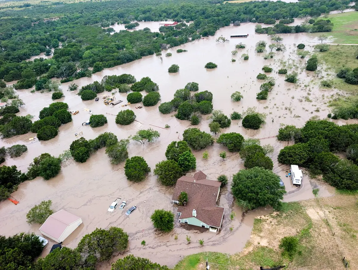 Casas y autos parcialmente sumergidos en las aguas de la inundación, en una vista aérea cerca de Kerrville, Texas, el 4 de julio de 2025. (Guardia Costera de EE. UU./Imagen facilitada por Reuters).