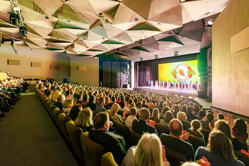 Shen Yun actúa ante un teatro lleno en el Dailes Theatre de Riga, la capital de Letonia, el 5 de enero de 2025. (Zhentong Zhang/The Epoch Times)