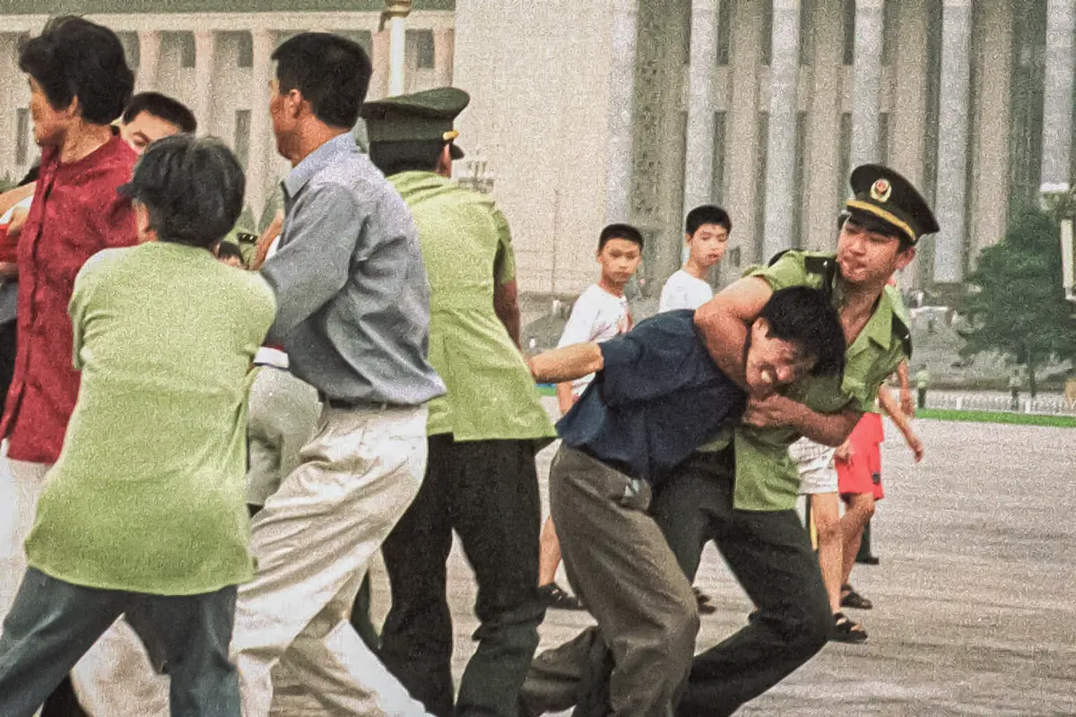 Los practicantes de Falun Gong que apoyaron abiertamente su fe en público fueron detenidos por la policía china. (Centro de Información de Falun Dafa)