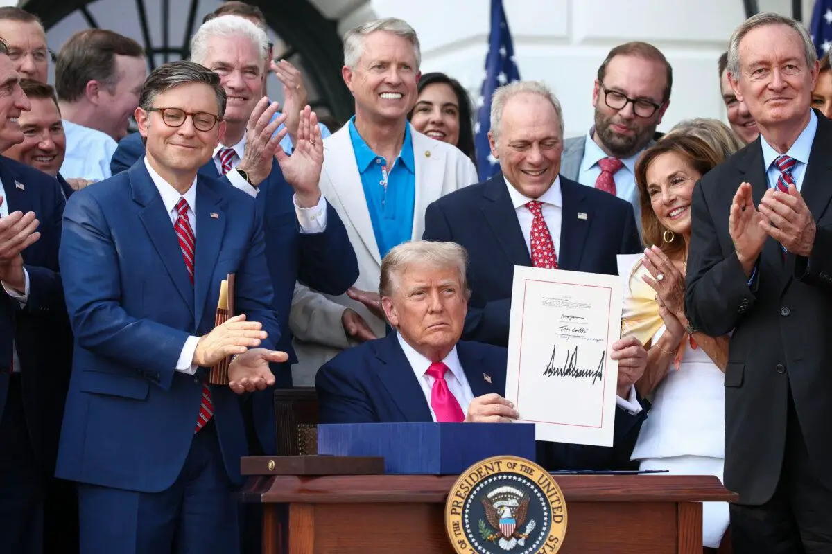 El presidente Donald Trump, acompañado por legisladores republicanos, firma el "Gran y Hermoso Proyecto de Ley" durante un picnic militar familiar con motivo del Día de la Independencia en el Jardín Sur de la Casa Blanca el 4 de julio de 2025. (Samuel Corum/Getty Images)