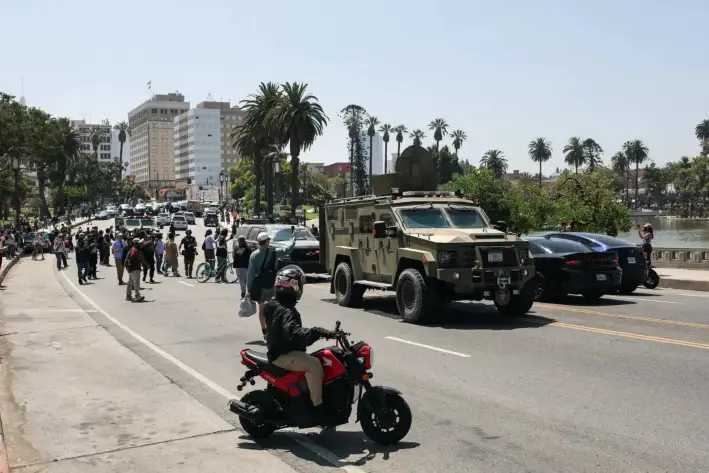 Agentes federales circulan en varios vehículos blindados por Wilshire Boulevard, cerca del parque MacArthur, en Los Ángeles, el 7 de julio de 2025. (Patrick T. Fallon/AFP a través de Getty Images)