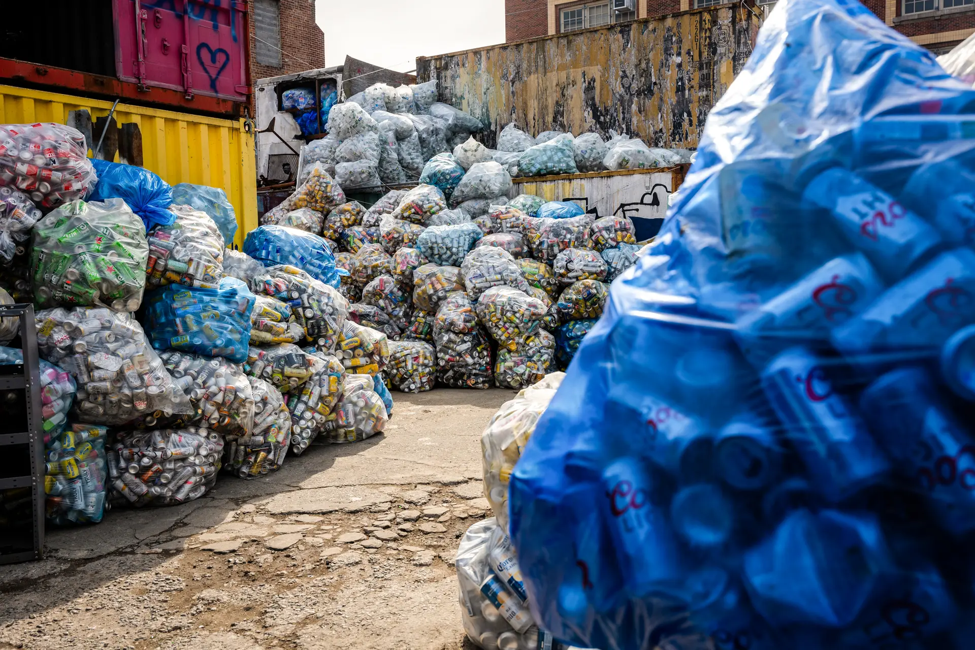 Miles de latas se apilan en bolsas traídas por recicladores independientes a Sure We Can, un centro de reciclaje sin ánimo de lucro situado en el barrio de Brooklyn, en la ciudad de Nueva York, el 13 de marzo de 2024. Algunas empresas estadounidenses están utilizando metales importados para piezas no esenciales de sus operaciones y recurriendo a minerales nacionales o reciclados para la producción esencial, ya que esas aleaciones no están sujetas a derechos de importación, según Schmied. (Spencer Platt/Getty Images).