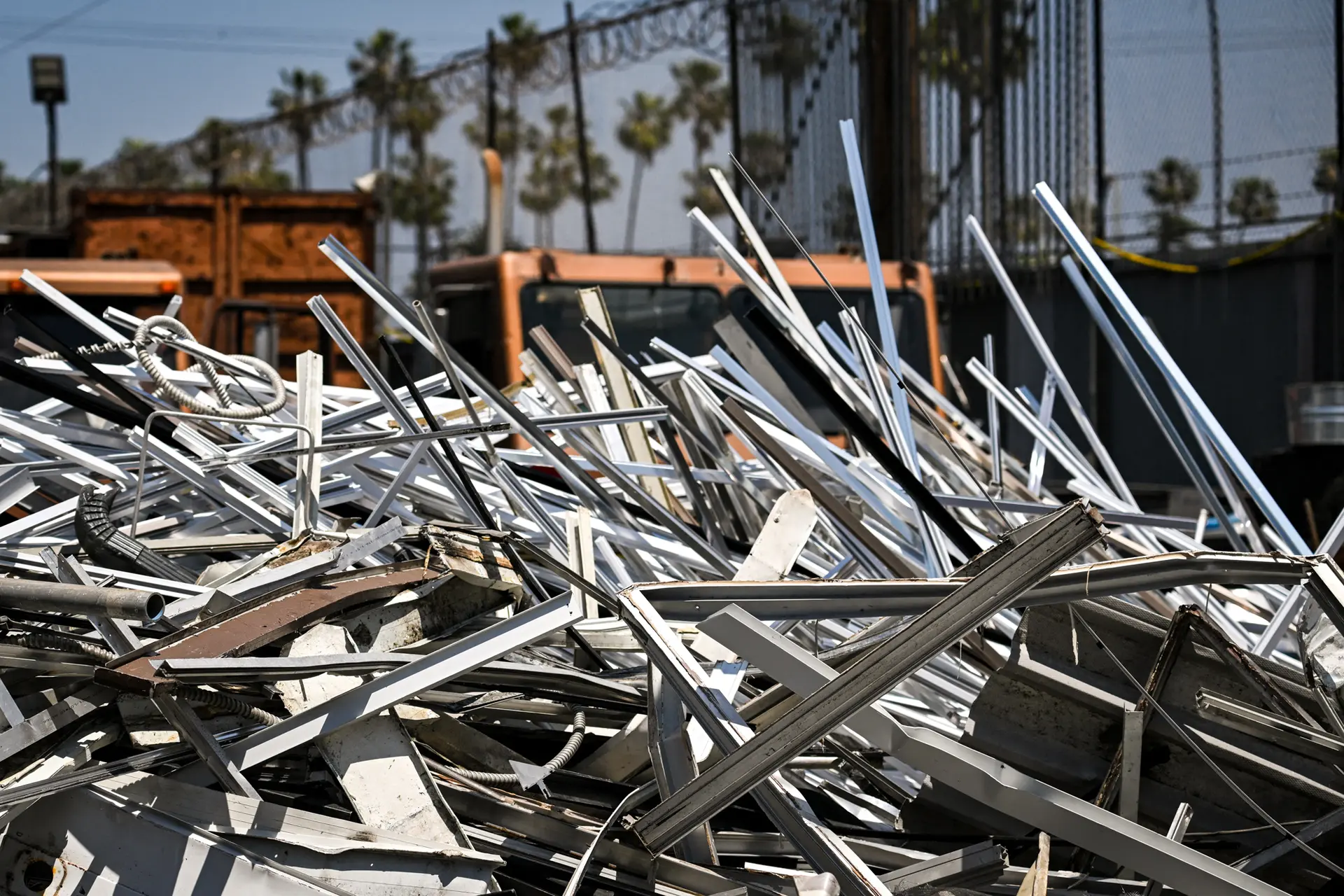 Chatarra de aluminio a la espera de ser trasladada al centro de reciclaje Active Recycling Co. en Los Ángeles, el 22 de abril de 2025. (Patrick T. Fallon/AFP a través de Getty Images).