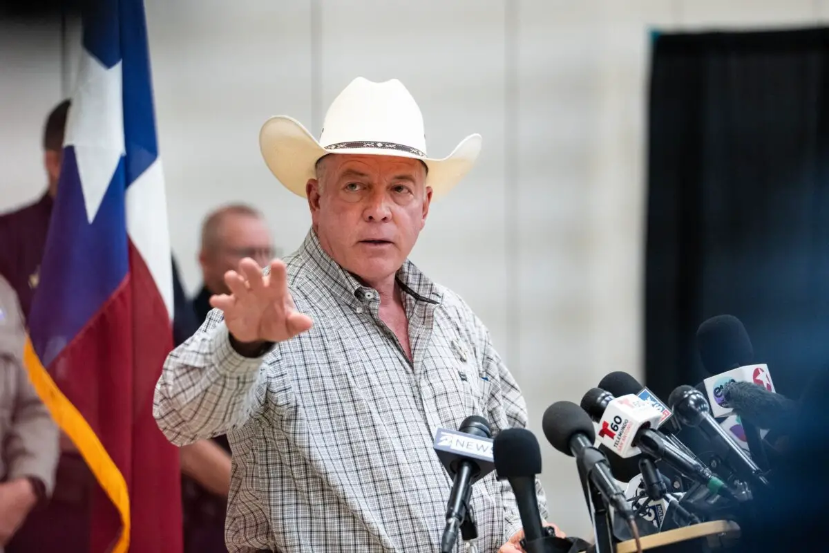 El sheriff del condado de Kerr, Larry Leitha, habla con periodistas en Kerrville, Texas, el 8 de julio de 2025. (Madalina Kilroy/The Epoch Times).