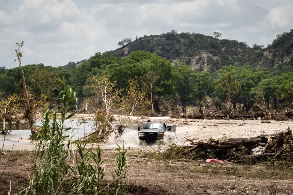 Los escombros de las inundaciones en el río Guadalupe se pueden ver en las afueras de Kerrville, Texas, el 8 de julio de 2025. (Madalina Kilroy/The Epoch Times).