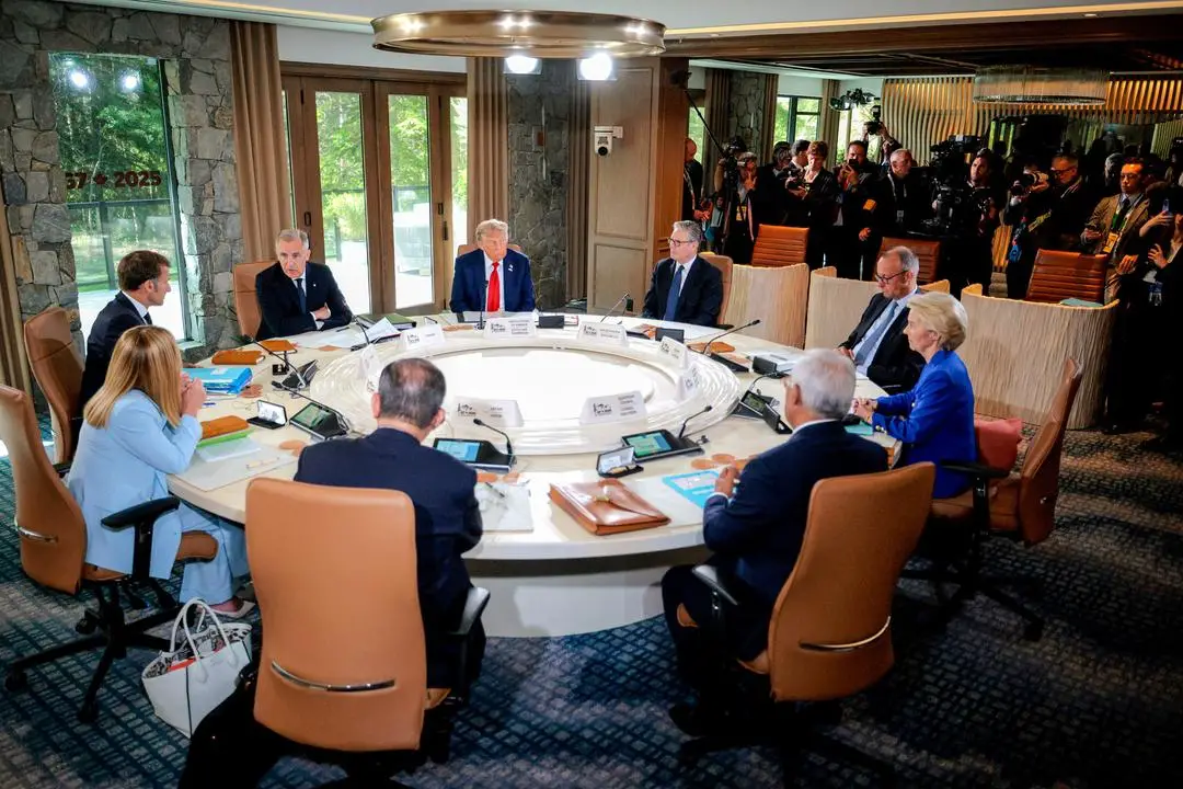 (De izquierda a derecha) La primera ministra italiana Giorgia Meloni, el presidente francés Emmanuel Macron, el primer ministro canadiense Mark Carney, el presidente estadounidense Donald Trump, el primer ministro británico Keir Starmer, el canciller alemán Friedrich Merz, la presidenta de la Comisión Europea Ursula von der Leyen, el presidente del Consejo Europeo Antonio Costa y el primer ministro japonés Shigeru Ishiba se reúnen en la Cumbre de Líderes del G7 en Kananaskis, Canadá, el 16 de junio de 2025. Los líderes acordaron una estrategia para garantizar el suministro de tierras raras y reducir la dependencia de China. (Chip Somodevilla/Getty Images)