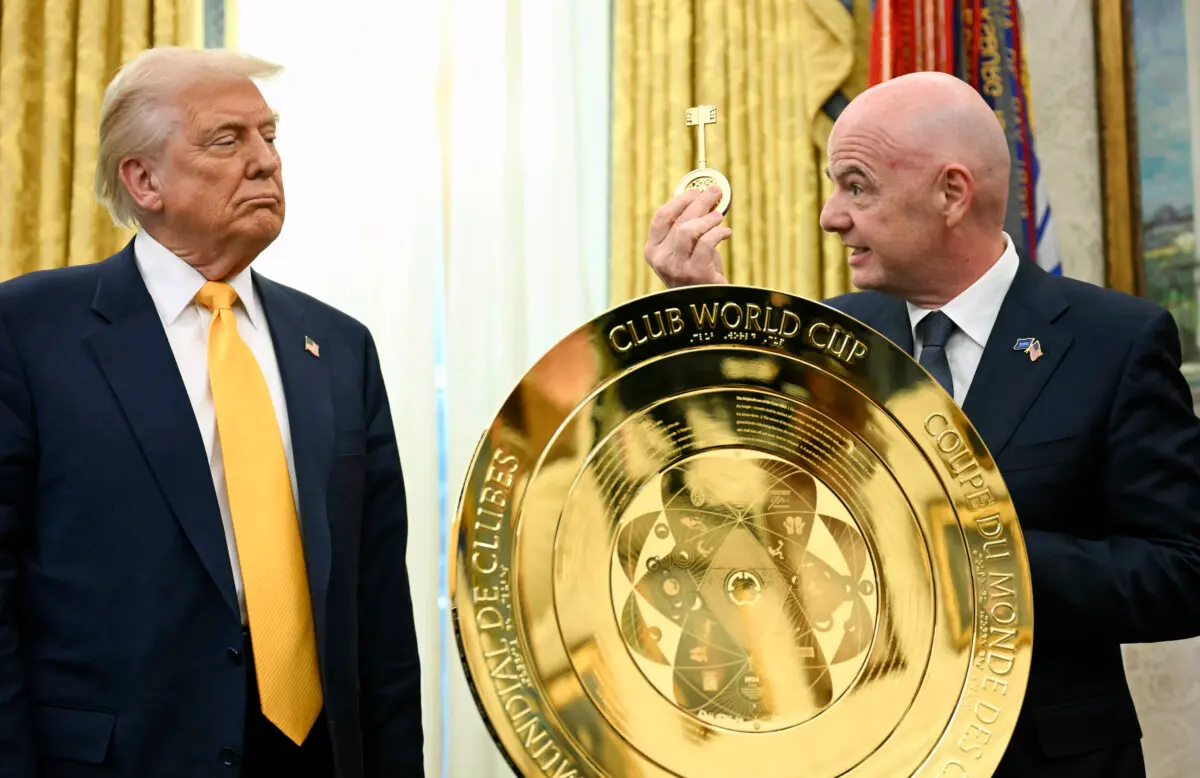 El presidente de la FIFA, Gianni Infantino (derecha), entrega al presidente Donald Trump (izquierda) la llave para abrir el nuevo trofeo de la Copa Mundial de Clubes de la FIFA en el Despacho Oval de la Casa Blanca, en Washington, el 7 de marzo de 2025. (AP)